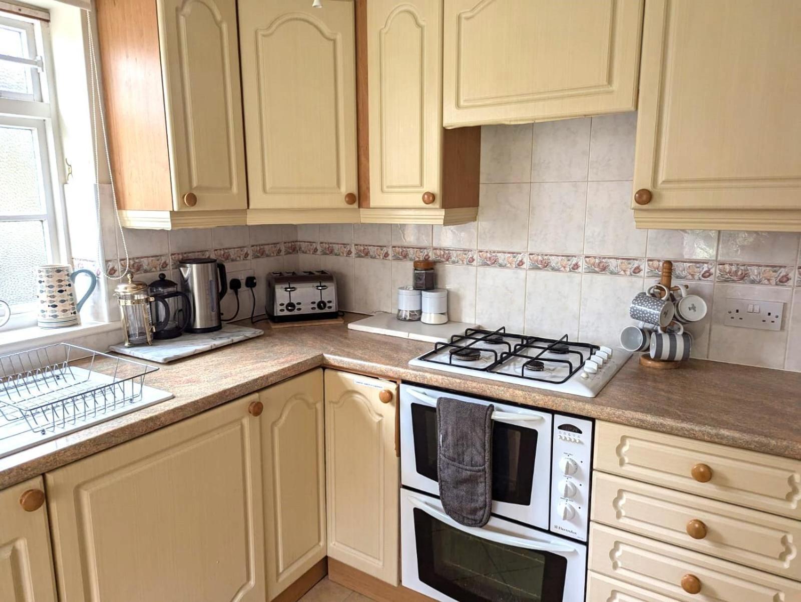 Georgian 2 Bedroom Apartment In Chichester With Free Parking - Chichester Holiday Properties Esterno foto